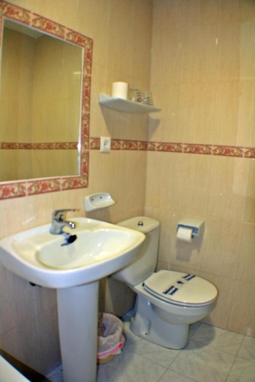 Hostal Carlos I La Línea de la Concepción 객실 사진